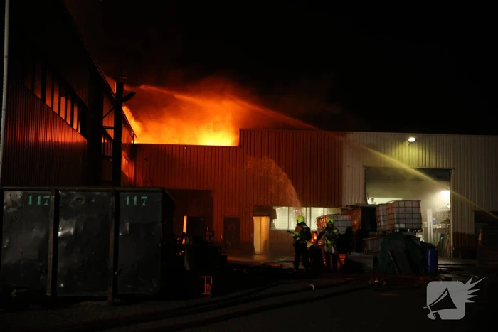Zeer grote uitslaande brand in bedrijfspand