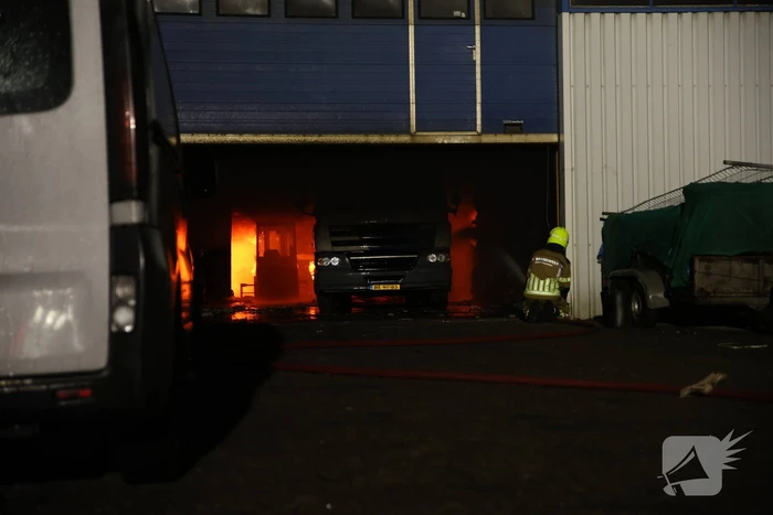 Zeer grote uitslaande brand in bedrijfspand