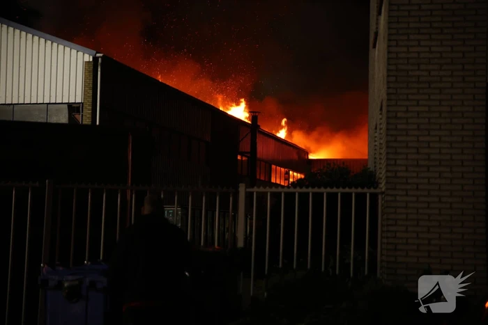 Zeer grote uitslaande brand in bedrijfspand