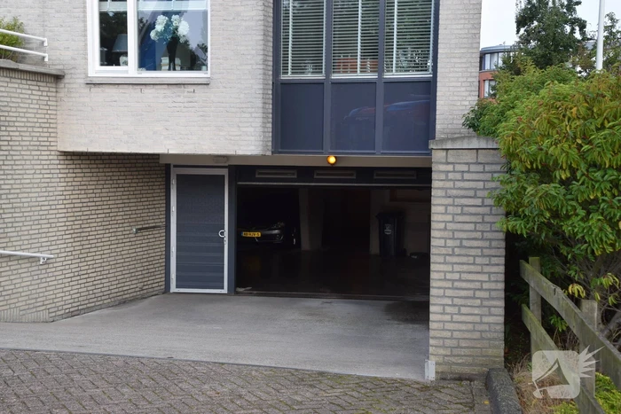 Brandweer controleert parkeergarage vanwege gaslucht
