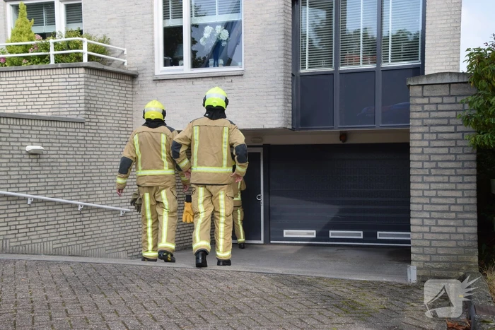 Brandweer controleert parkeergarage vanwege gaslucht