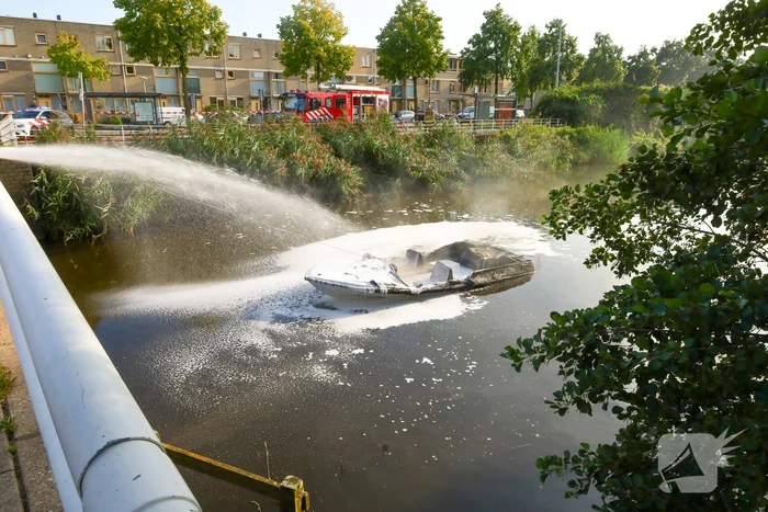 Motorboot volledig uitgebrand na explosie