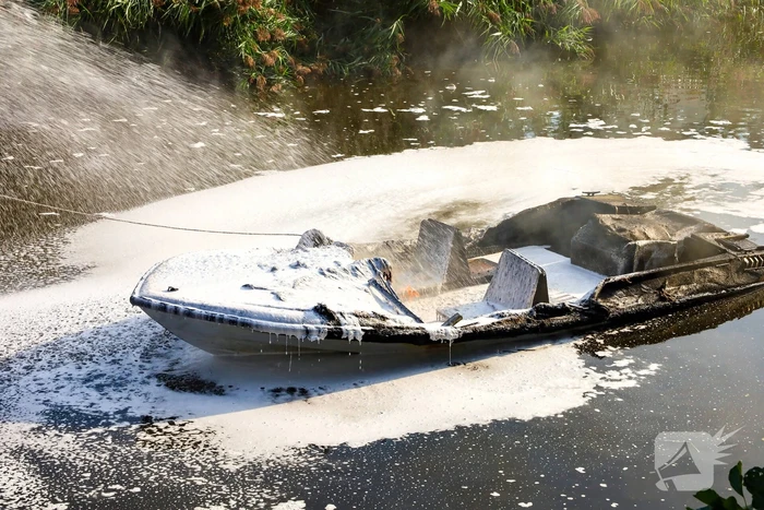 Motorboot volledig uitgebrand na explosie