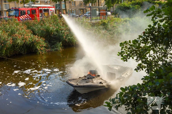 Motorboot volledig uitgebrand na explosie