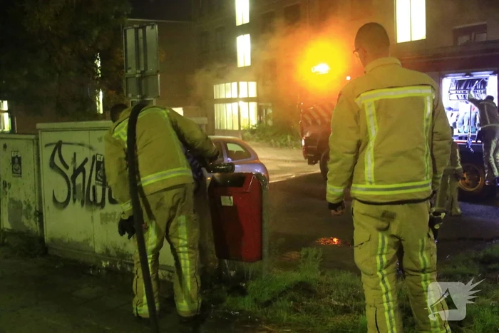 Brandweer blust brandende prullenbak