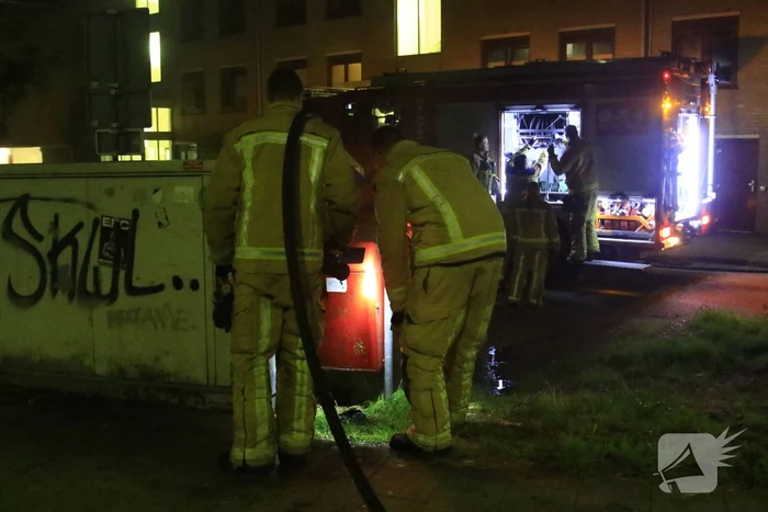 Brandweer blust brandende prullenbak