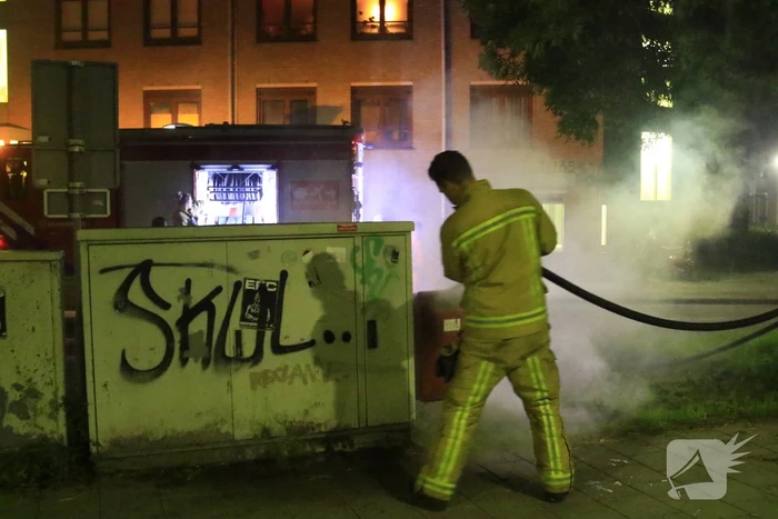 Brandweer blust brandende prullenbak