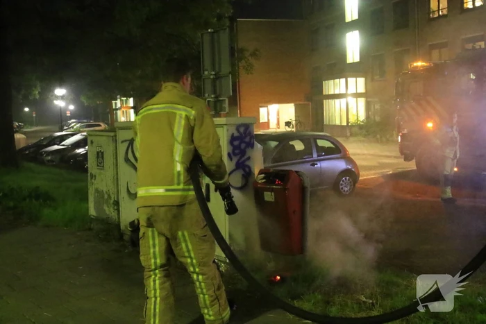 Brandweer blust brandende prullenbak