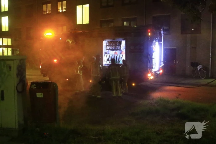 Brandweer blust brandende prullenbak