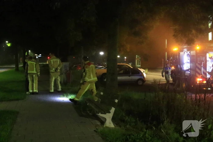Brandweer blust brandende prullenbak