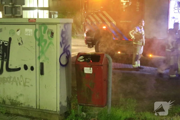 Brandweer blust brandende prullenbak