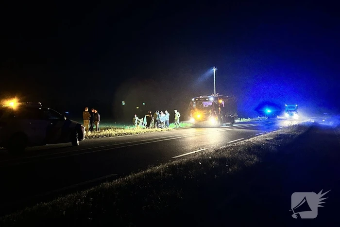 Brandweer bevrijdt persoon uit auto na ongeval