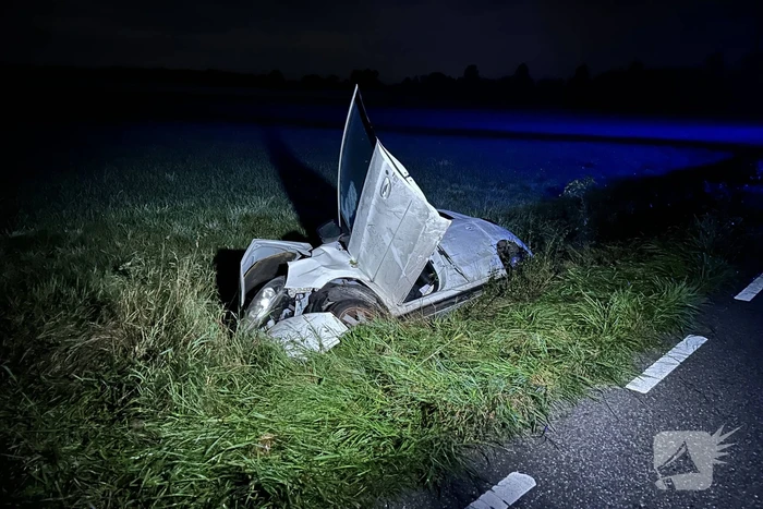 Brandweer bevrijdt persoon uit auto na ongeval