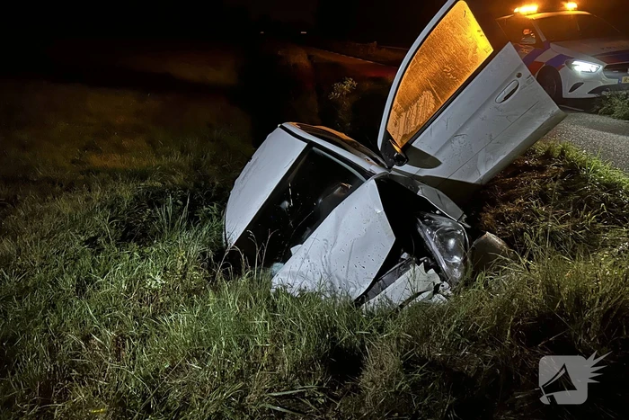 Brandweer bevrijdt persoon uit auto na ongeval