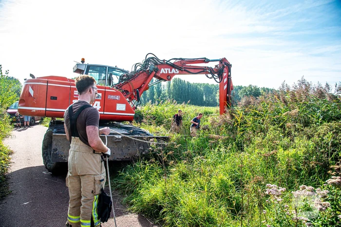 Brandweer ingezet voor paard in diepe sloot