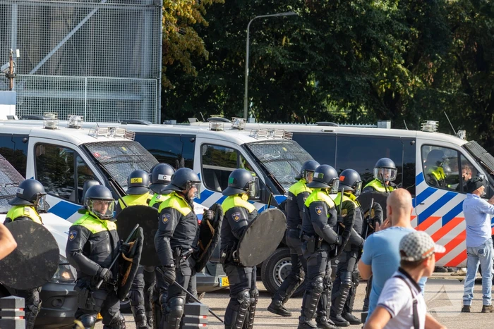 Politie groots ingezet bij rellen na voetbalwedstijd