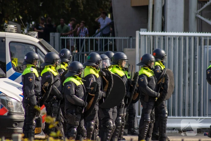 Politie groots ingezet bij rellen na voetbalwedstijd