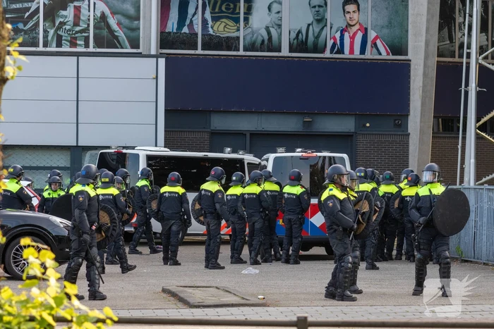 Politie groots ingezet bij rellen na voetbalwedstijd