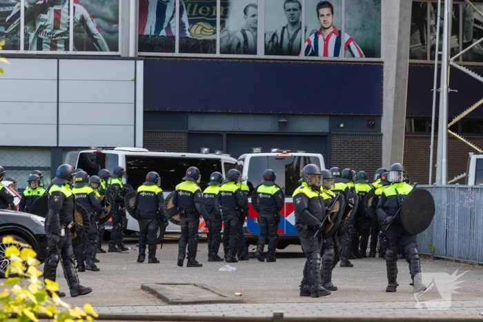 Politie groots ingezet bij rellen na voetbalwedstijd