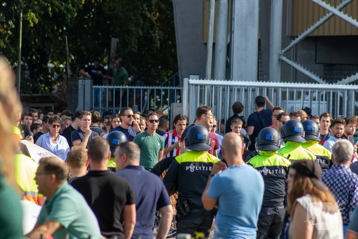 Politie groots ingezet bij rellen na voetbalwedstijd