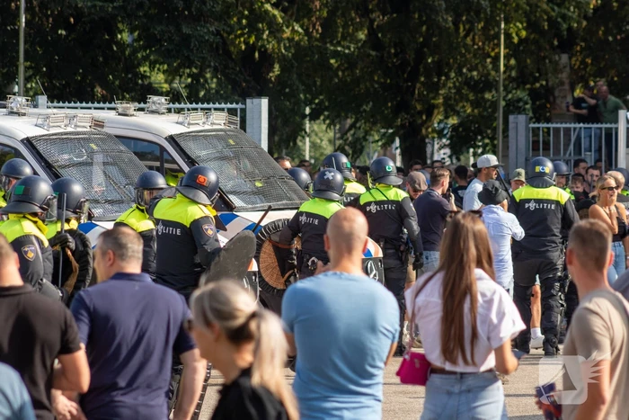 Politie groots ingezet bij rellen na voetbalwedstijd