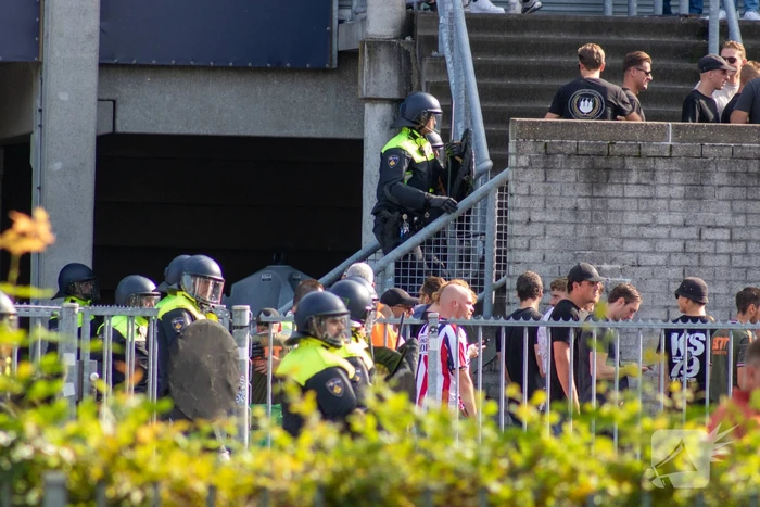 Politie groots ingezet bij rellen na voetbalwedstijd