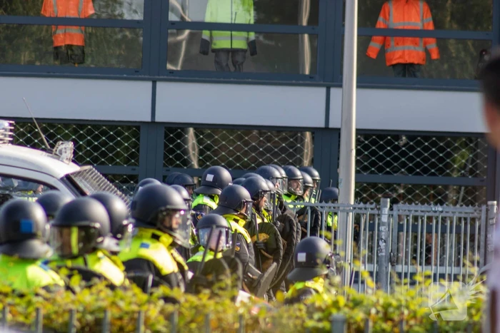 Politie groots ingezet bij rellen na voetbalwedstijd