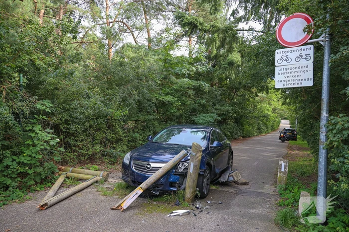 Automobilist onder invloed rijdt tegen houten hek