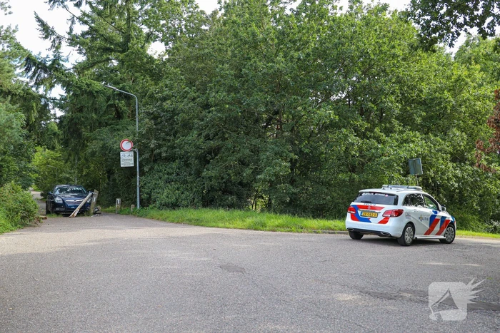 Automobilist onder invloed rijdt tegen houten hek