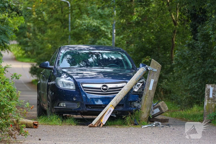 Automobilist onder invloed rijdt tegen houten hek