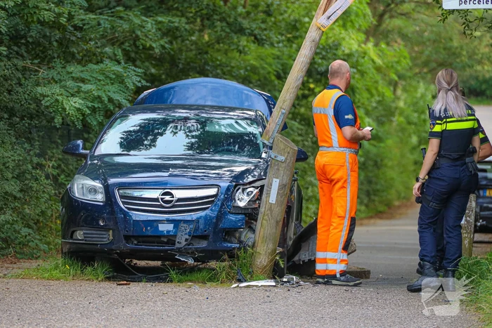 Automobilist onder invloed rijdt tegen houten hek
