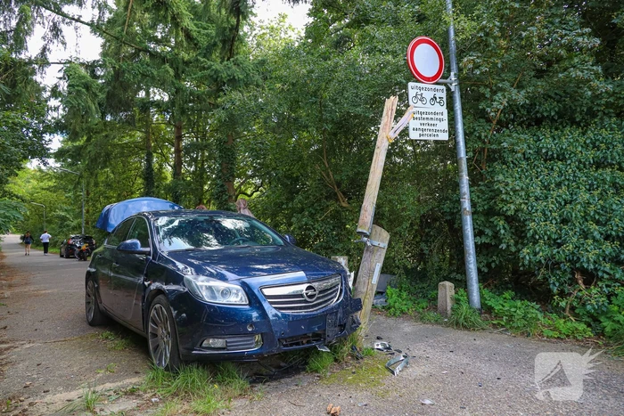 Automobilist onder invloed rijdt tegen houten hek