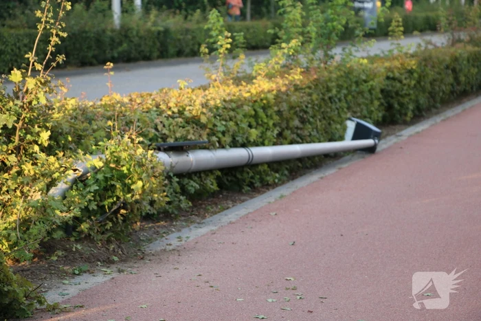 Twee gewonden nadat automobilist lantaarnpaal ramt