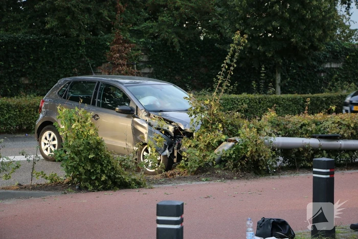 Twee gewonden nadat automobilist lantaarnpaal ramt
