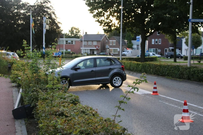 Twee gewonden nadat automobilist lantaarnpaal ramt