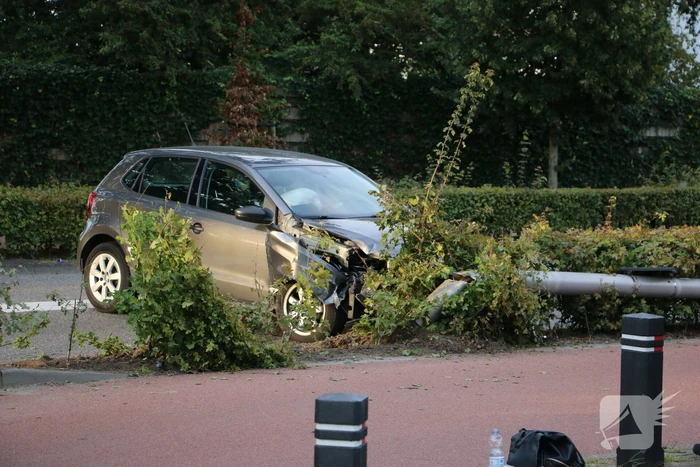 Twee gewonden nadat automobilist lantaarnpaal ramt