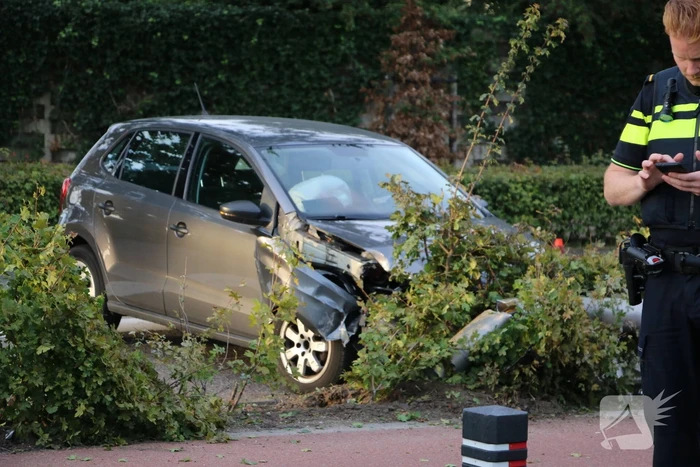 Twee gewonden nadat automobilist lantaarnpaal ramt