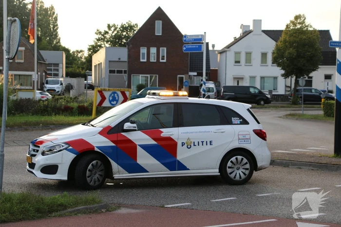 Twee gewonden nadat automobilist lantaarnpaal ramt