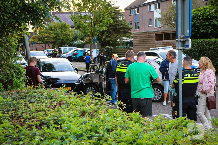 Automobilist rijdt meerdere keren tegen geparkeerde auto