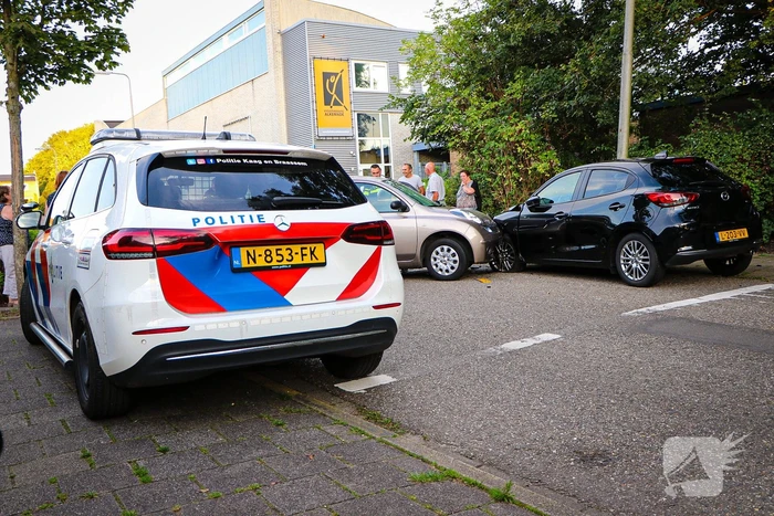 Automobilist rijdt meerdere keren tegen geparkeerde auto