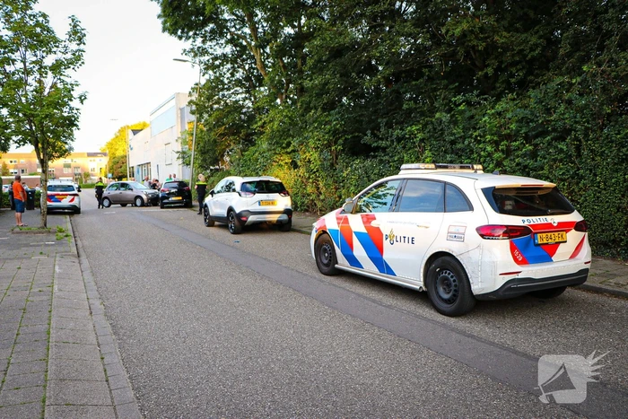 Automobilist rijdt meerdere keren tegen geparkeerde auto