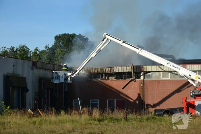 Grote brand in loods van bedrijfspand
