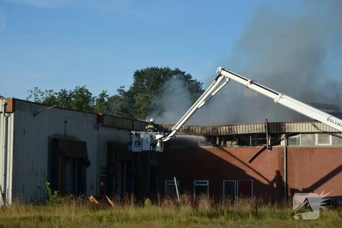 Grote brand in loods van bedrijfspand