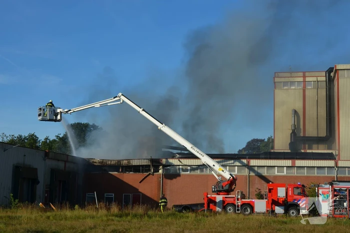 Grote brand in loods van bedrijfspand