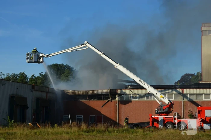 Grote brand in loods van bedrijfspand