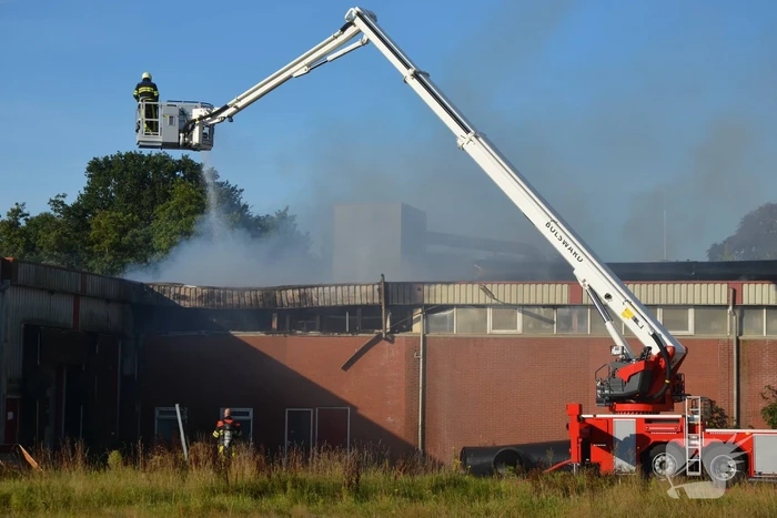 Grote brand in loods van bedrijfspand