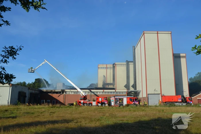 Grote brand in loods van bedrijfspand