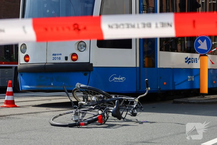 Vrouw met fiets aangereden door tram