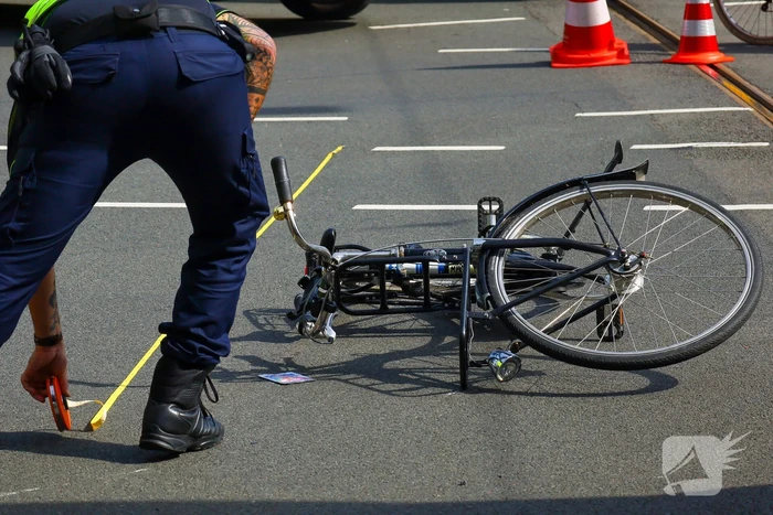 Vrouw met fiets aangereden door tram