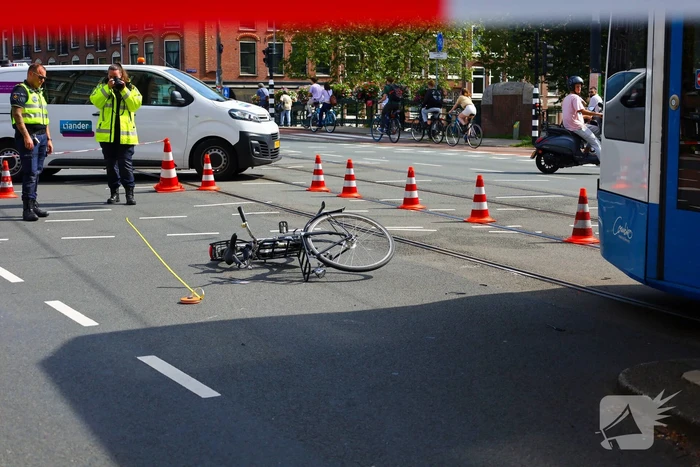Vrouw met fiets aangereden door tram